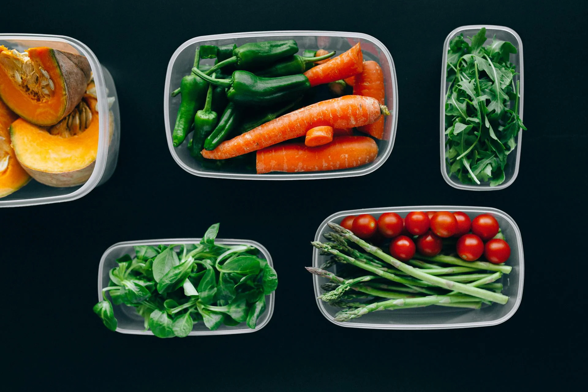 Miten kertakäyttöinen muovinen leivonnainen on verrattuna muihin muovipakkauksiin tiivistysominaisuuksien ja vuotojen tai saastumisen estämisen suhteen?