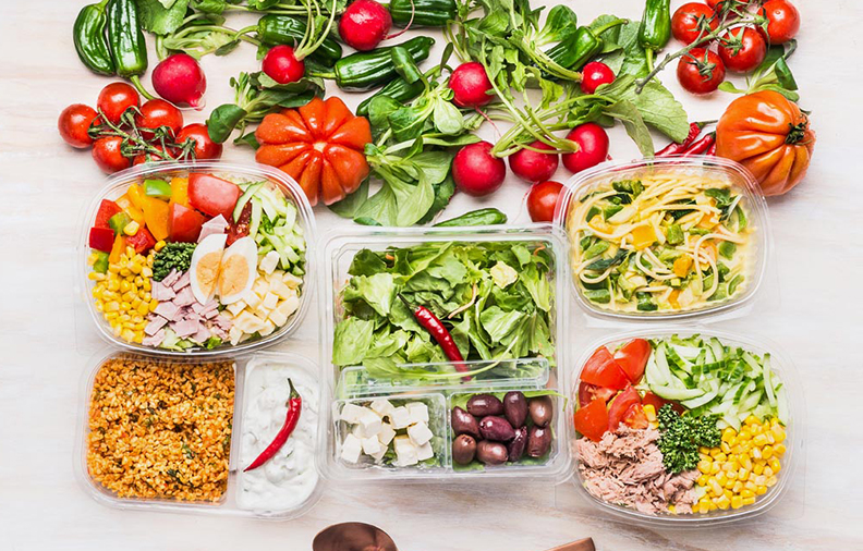 Kuinka kestävä Plastic Fruit Sushi Box on naarmuja, tahroja ja hajuja vastaan, ja säilyttääkö se ruoan hajuja käytön jälkeen?